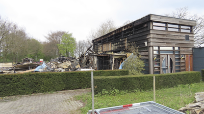 907014 Gezicht op het op 19 april 2023 volledig afgebrande gemeentelijk kantoor (Groenewoudsedijk 2) te Utrecht.N.B. ...